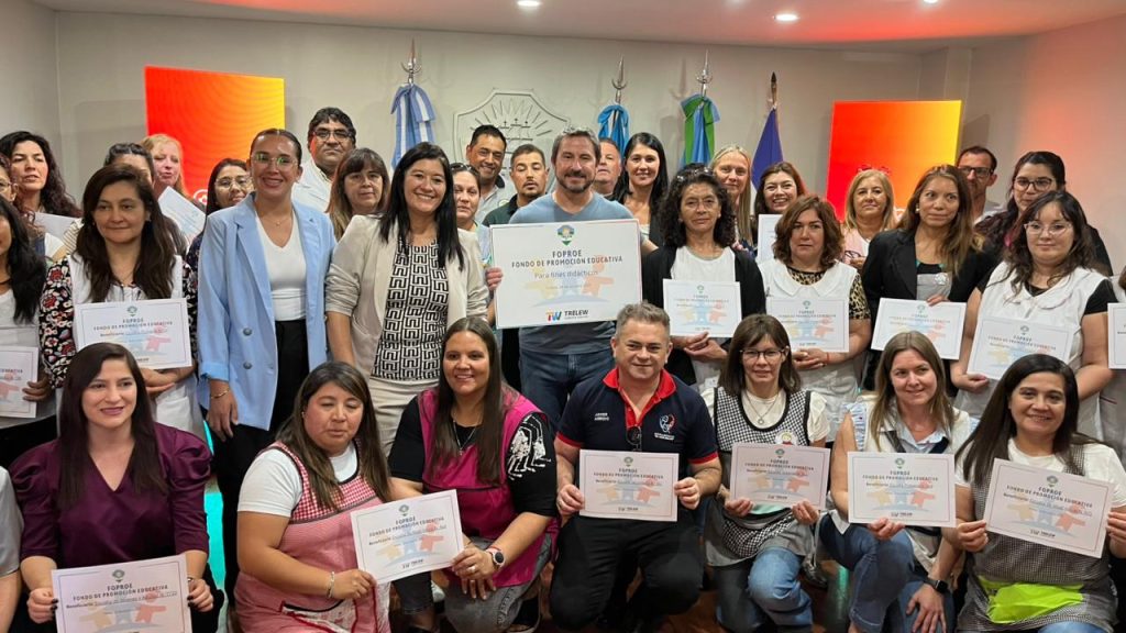 Merino entregó nuevos FOPROE a escuelas de la ciudad