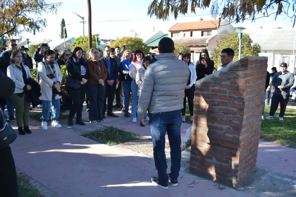 Concejales acompañaron la instalación del monolito en homenaje a Nicolás Otero
